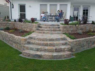 natursteintreppe_natursteinmauer.jpg