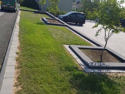 parkplatz_baumeinfassungen.jpg